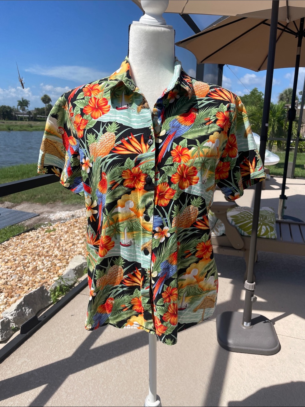 Paradise Bay Hawaiian Tropical Floral Short-Sleeve Button-Down Parrot Coastal M